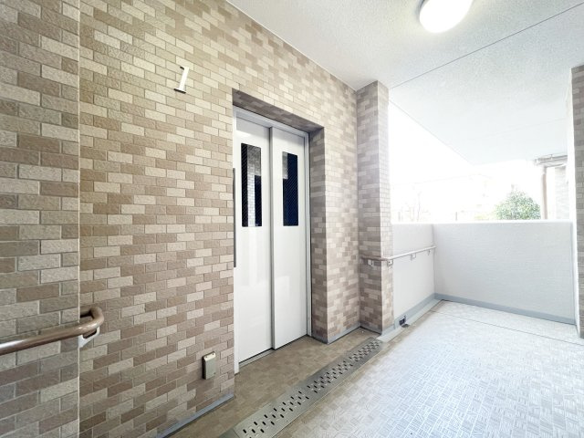 【その他共用部分】 | エレベーター完備のためベビーカーや重い荷物の時も安心。