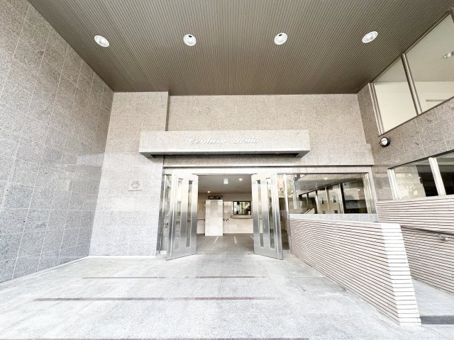 【エントランス】 | エントランスには管理室がありセキュリティーも安心です。