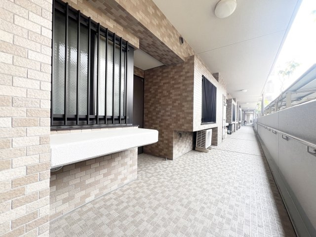 【玄関】 | 外廊下で玄関から爽やかな風が吹き込みます。