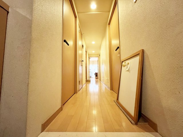 【玄関】 | お部屋の第一印象を決める玄関は明るくリビングからの光を感じます。