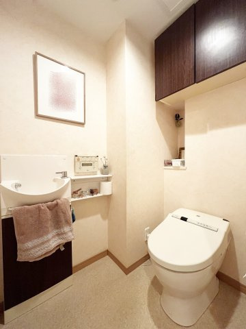 【独立洗面台】 | ウォシュレット付き高機能トイレ、上部収納はストックに便利です。