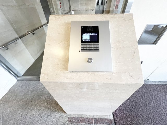 【防犯設備】 | オートロック付きのマンションは外部の方の侵入を防ぎお子様のお留守番時も心配が減りますね。