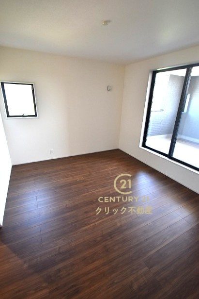 リーブルガーデン  笠間市笠間　第10　4の洋室|フローリングなので重い家具も置けます。カーテンと家具を揃えるなどして、お好みのインテリアを楽しむことができます。収納スペースは全室に配備しております。