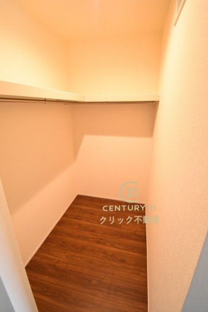 リーブルガーデン  笠間市笠間　第10　4の収納|人気のウォークインクローゼット配備。服だけでなく、帽子やバッグなどもまとめて管理することができます。おしゃれが楽しくなりますね♪