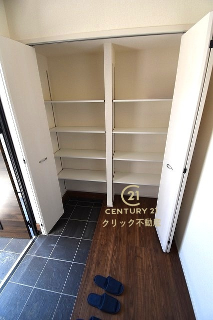 リーブルガーデン  笠間市笠間　第10　4の玄関|たっぷり入る玄関収納です！扉の中は可動棚ですので、用途に合わせて高さを自由に変えることができます。