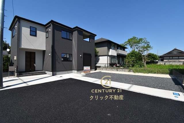 リーブルガーデン  笠間市笠間　第10　4の駐車場|並列駐車可能なカースペースを確保。毎日のお車の出し入れがストレスなく行えます！
内覧可能です。ご予約はHPから、またお電話でも、お気軽にどうぞ。