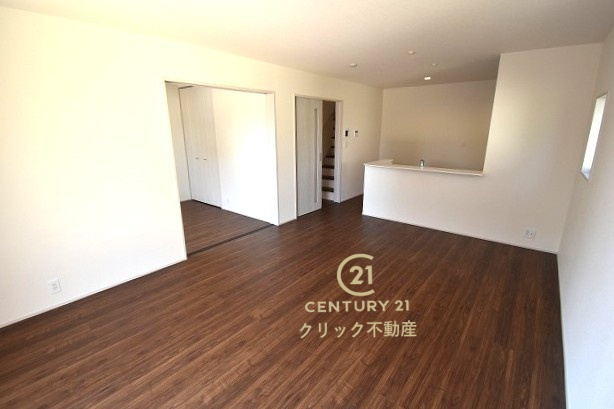 リーブルガーデン  笠間市笠間　第10　4の居間・リビング|カーテンやラグの色、質感、選ぶ家具などでお部屋の雰囲気が変わります。お好みのインテリアを楽しみましょう♪白を基調とした内装ですので、あらゆるスタイルが馴染みます。