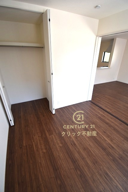 リーブルガーデン  笠間市笠間　第10　4の洋室|1階洋室です。リビングとの間の引き戸を閉めて在宅ワークに、開放してキッズスペースに、など自由に空間を分けて使えます。収納も配備されております。