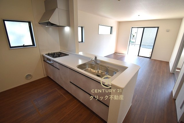 リーブルガーデン  笠間市笠間　第10　4のキッチン|対面式システムキッチンは料理中や後片づけの間も会話が楽しめ、家族に一体感が生まれます。十分な広さのキッチンなら、家族での分担作業もはかどりそう！