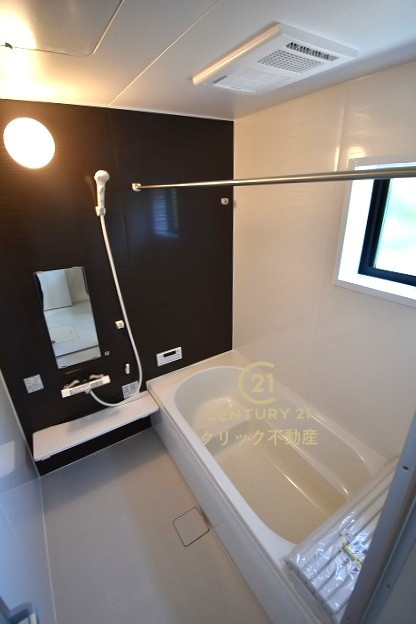 リーブルガーデン  笠間市笠間　第10　4の浴室|浴槽への出入りが安全な低床タイプのユニットバスです。洗い場は滑りにくい速乾床ですので、お子様やご高齢の方にも安心です。自動お湯張りに追焚機能付きのオートバスです。