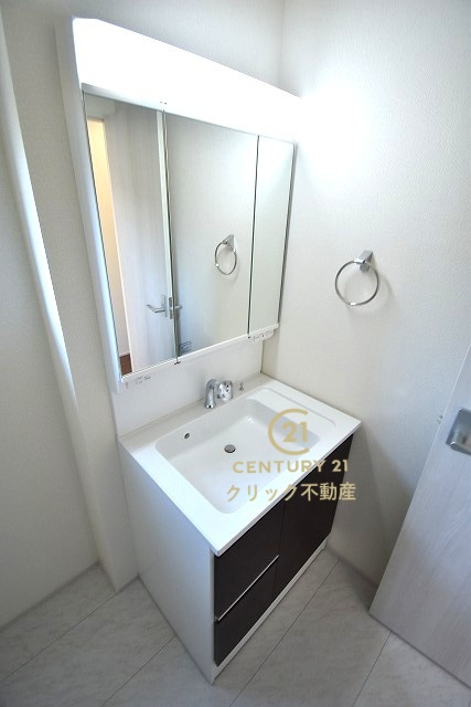 リーブルガーデン  笠間市笠間　第10　4の独立洗面台|見た目の美しさだけではなく、機能性も追求した使い勝手の良い独立洗面化粧台。
身だしなみチェックや歯磨きなど、朝の慌ただしい時間でも余裕を感じていただけます。