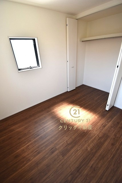 リーブルガーデン  笠間市笠間　第10　4の洋室|折戸を開くと壁面クローゼット。衣類が横一列に並ぶためひと目で洋服が選びやすい！衣類をたくさんお持ちの方もスッキリ片付きます♪