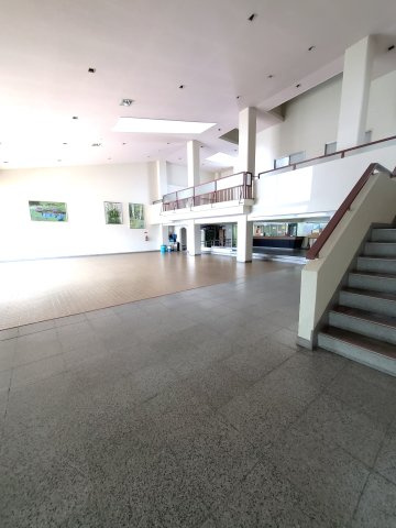 八戸ノ里グランドマンションB棟のエントランス