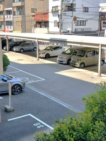 八戸ノ里グランドマンションB棟の駐車場