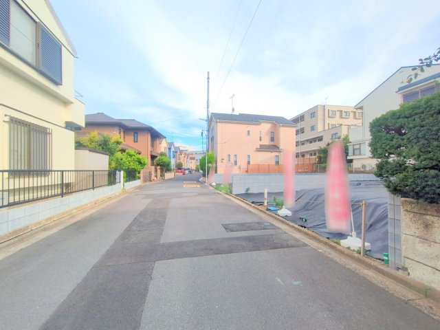 入間郡三芳町大字藤久保の売地の前面道路含む現地写真|前面道路は約6.2mあり、開放感があります。
話題のフーコット三芳店まで徒歩10分！
毎日のお買い物も気軽に楽しめそうです。