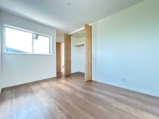 ファーストタウン　一宮市第1木曽川町門間　全4区画分譲の洋室|木目の美しさを際立たせるシンプルデザインの建具、室内に落ち着きと安らぎを与えてくれます。
