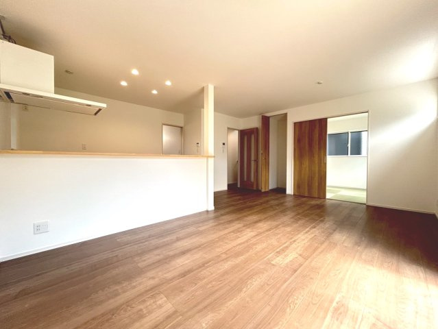 ファーストタウン　一宮市第1木曽川町門間　全4区画分譲の居間・リビング|フローリング材は床材に受ける様々な傷や、温度・湿度変化によるクラックの発生を大幅に抑える特殊加工。