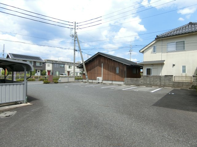 リバーポートあきA棟の駐車場