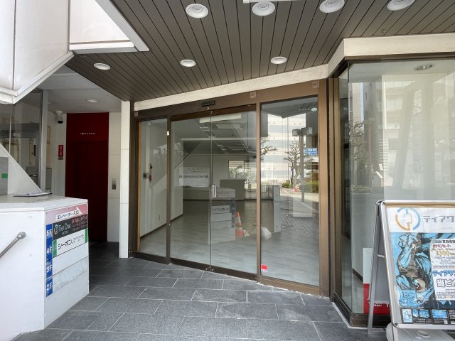 さぼてんビルのエントランス|北出入口