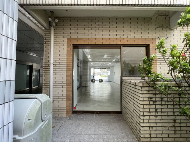 さぼてんビルのエントランス|南出入口