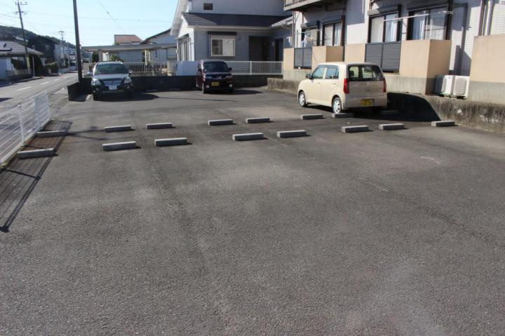 コーポラスかわのの駐車場