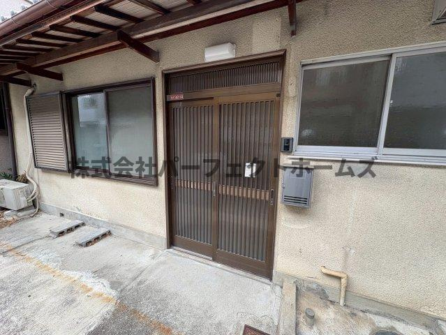 須山町平家　賃貸　のエントランス|建物の内部です