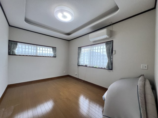 田中東町戸建ての洋室