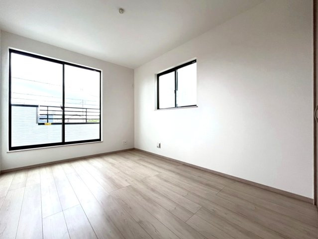 ハートフルタウン　一宮市伝法寺4期　全2区画分譲の洋室|木目の美しさを際立たせるシンプルデザインで、室内に落ち着きと安らぎを与えてくれます。