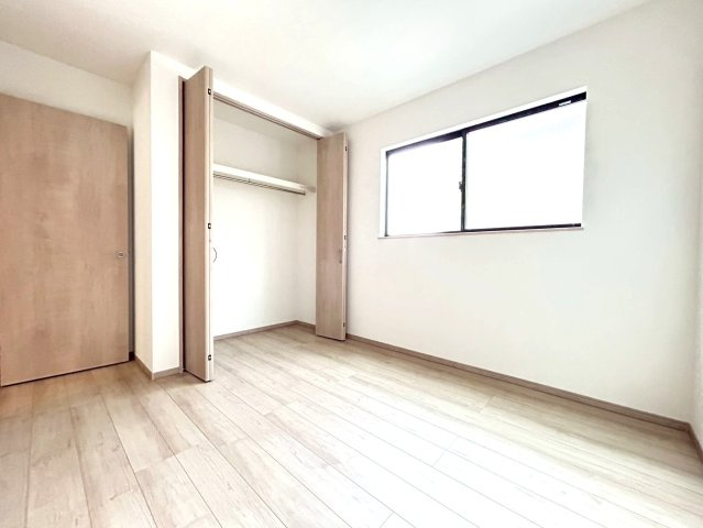 ハートフルタウン　一宮市伝法寺4期　全2区画分譲の洋室|木目の美しさを際立たせるシンプルデザインで、室内に落ち着きと安らぎを与えてくれます。