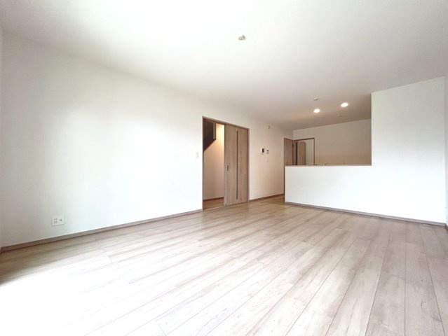 ハートフルタウン　一宮市伝法寺4期　全2区画分譲の居間・リビング|フローリング材には木目調で木材特有の風合いがあり、ナチュラルな美しさになっています。