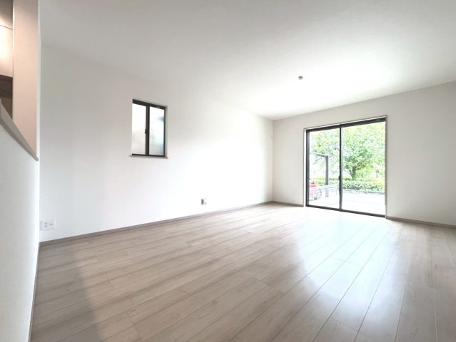 ハートフルタウン　一宮市伝法寺4期　全2区画分譲の居間・リビング|フローリング材には木目調で木材特有の風合いがあり、ナチュラルな美しさになっています。