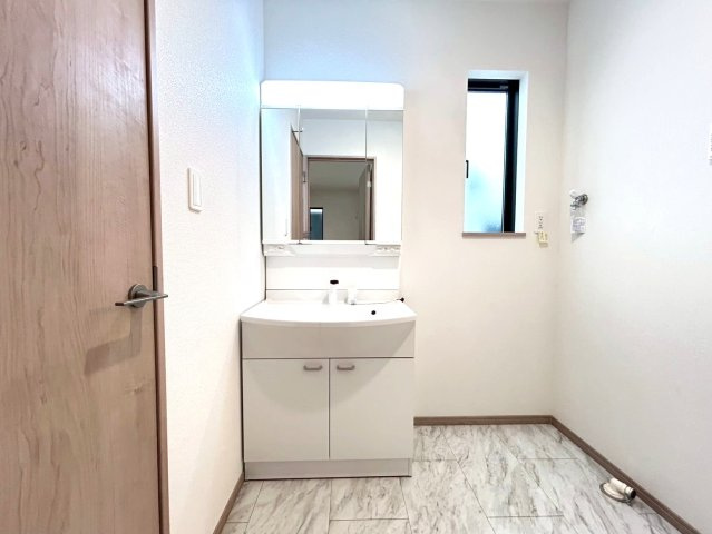 ハートフルタウン　一宮市伝法寺4期　全2区画分譲の独立洗面台|奥行約420mmのコンパクト設計で従来品と異なり洗面ボウルの成型の精度が高い為スッキリ納まります。