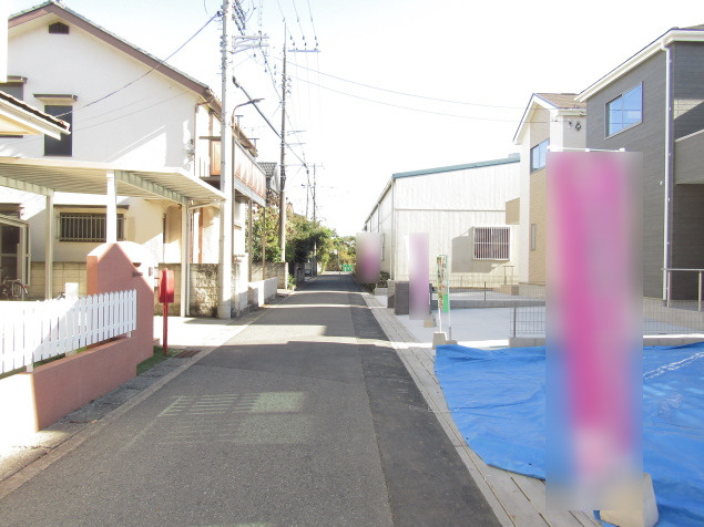 草加市青柳6丁目 新築分譲住宅の前面道路含む現地写真