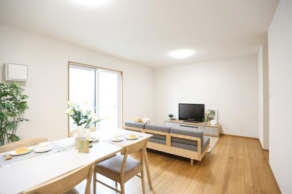 センチュリータウン関園ⅡNの居間・リビング|明るい光が差し込むリビングで開放感があります。ナチュラルな木目フローリングが爽やかな印象です。シンプルなインテリアが空間の広がりを感じさせます。窓からの採光も良好です。