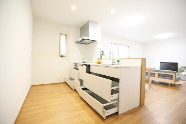 センチュリータウン関園ⅡNのキッチン|豊富な収納スペースが特徴のキッチンです。引き出しが多数あり調理道具や食器の整理がしやすくなっています。シンクやコンロまわりもすっきりとしたデザインで機能性が感じられます。全体的に清潔感のある印象です。