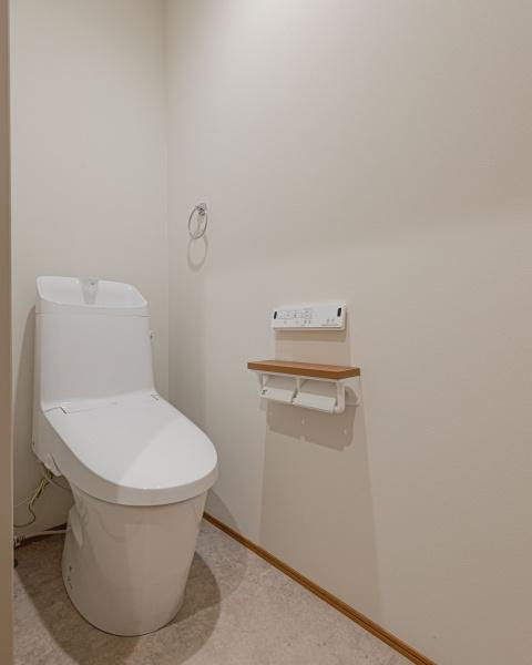 センチュリータウン関園ⅡNのトイレ|シンプルで清潔感のあるトイレ空間です。壁付けのリモコン操作パネルが設置されています。床はお手入れしやすい素材になっています。明るい印象が広がるトイレです。