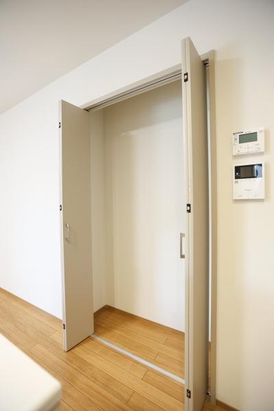 センチュリータウン関園ⅡNの収納|扉付きの収納スペースが設けられており室内がすっきりと保ちやすい設計です。使いやすい位置にあり物の出し入れもスムーズに行えます。床と壁の色合いに調和した収納部分が空間に一体感を与えています。