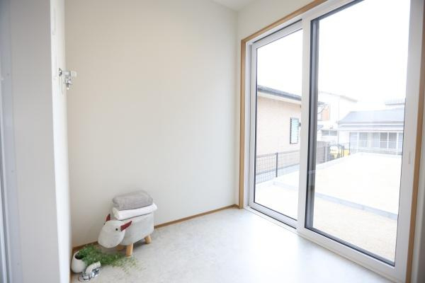 センチュリータウン関園ⅡNの独立洗面台|窓から明るい光が差し込む洗面室。キッチンと洗面室が隣り合わせなので複数の家事を効率よくこなせます。