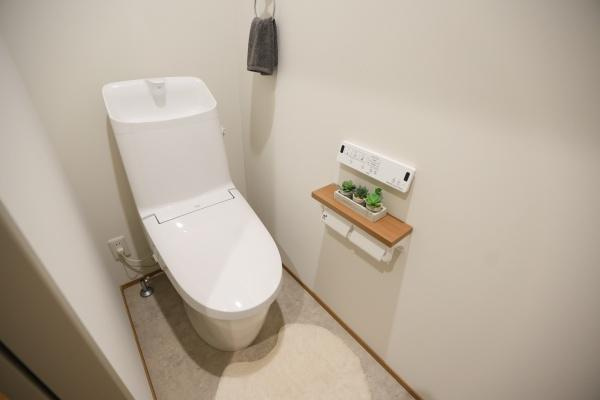 センチュリータウン関園ⅡNのトイレ|シンプルで清潔感のあるトイレ空間です。壁付けのリモコン操作パネルが設置されています。床はお手入れしやすい素材になっています。明るい印象が広がるトイレです。