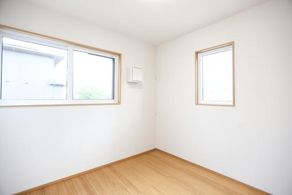 センチュリータウン関園ⅡNの洋室|ナチュラルなフローリングと白い壁が調和した洋室です。二面採光で室内に明るさが感じられます。シンプルな造りなので家具の配置を考えやすい空間です。コンパクトなサイズ感で使い勝手が良い洋室となっています。
