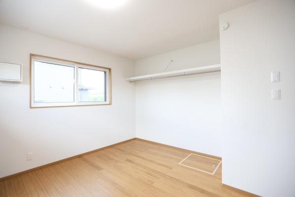 センチュリータウン関園ⅡNの洋室|大きな窓から自然光が差し込む洋室です。壁や床の色合いが明るく清潔感があります。オープンタイプの収納スペースも備えられておりすっきりとした印象を与えます。