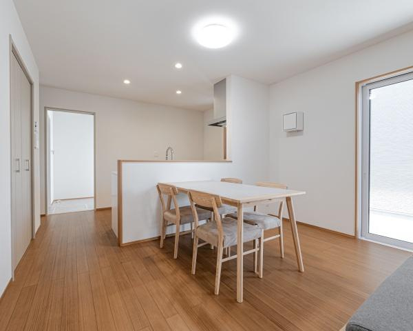 センチュリータウン関園ⅡNのキッチン|キッチンカウンターがダイニングスペースと隣接し使い勝手が良い印象です。