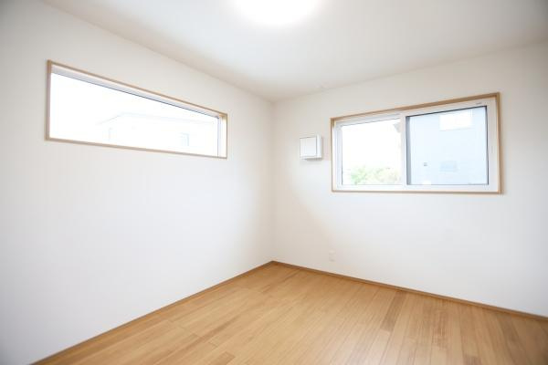 センチュリータウン関園ⅡNの洋室|明るい光が差し込むシンプルな洋室です。ナチュラルなフローリングが落ち着いた印象を与えます。2つの窓があり通風も良好です。壁と床の色合いがバランス良く調和しています。清潔感のある空間です。