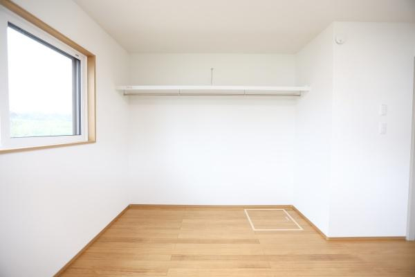 センチュリータウン関園ⅡNの収納|シンプルなデザインの収納スペースが用意されています。窓から自然光が差し込み明るい雰囲気です。床は木目調で清潔感があります。ゆとりのある空間なので活用しやすいです。