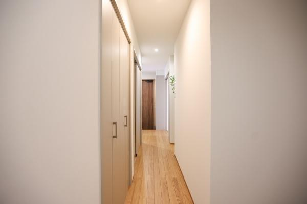 センチュリータウン関園ⅡNの収納|扉が広く開くため収納物の出し入れがしやすい造りです。内部もすっきりとしたデザインでスペースを有効に活用できます。明るい色調が空間に調和しています。収納場所として使いやすいレイアウトです。