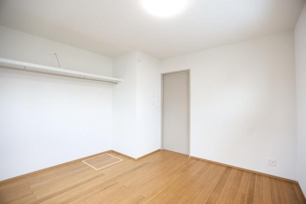 センチュリータウン関園ⅡNの洋室|明るい光が差し込む洋室です。シンプルな内装でさまざまなインテリアに合わせやすくなっています。クローゼットスペースが備わっています。木目調の床があたたかみを感じさせます。