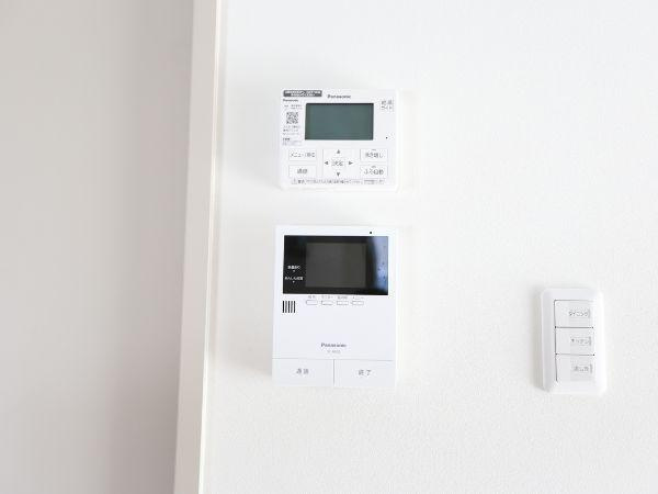 センチュリータウン関園ⅡNのその他|壁に設置されたモニター付きインターホンとコントロールパネルがスマートな住空間を演出します。シンプルなデザインで見た目もすっきりしています。パネル操作も分かりやすく日常の操作が簡単になります。