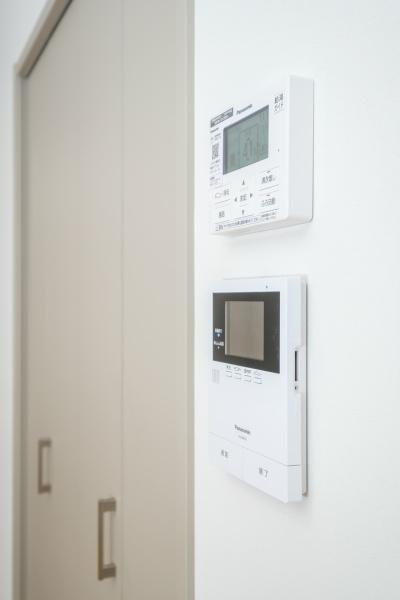 センチュリータウン関園ⅡNのその他|壁に設置されたモニター付きインターホンとコントロールパネルがスマートな住空間を演出します。シンプルなデザインで見た目もすっきりしています。パネル操作も分かりやすく日常の操作が簡単になります。