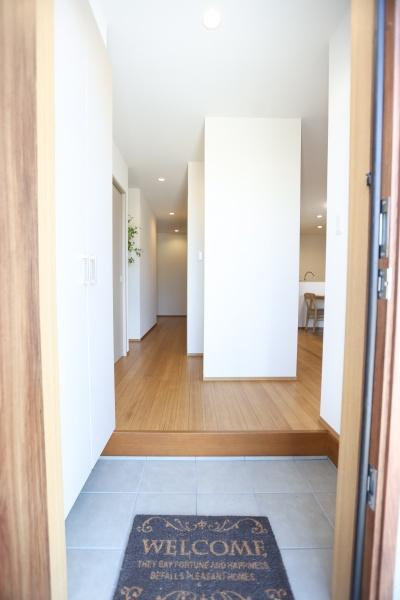 センチュリータウン関園ⅡNの玄関|玄関から続く廊下は明るく開放感があります。シンプルなデザインが空間を広く見せます。木目調のフローリングが印象的です。無駄のないレイアウトで使いやすさが感じられます。