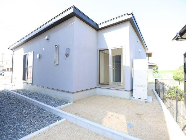 センチュリータウン関園ⅡNの庭|シンプルですっきりとした外観が印象的です。整えられた庭は手入れがしやすい設計です。家の窓からも庭全体を見渡すことができます。スペースもしっかり確保されており使い勝手の良い空間です。